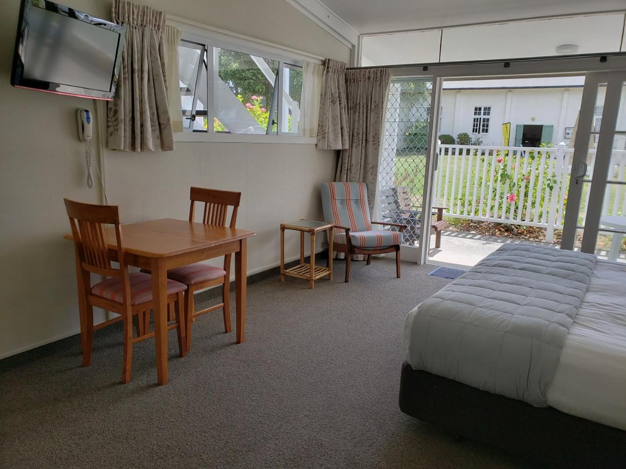 Hananui Lodge And Apartments Russell Esterno foto